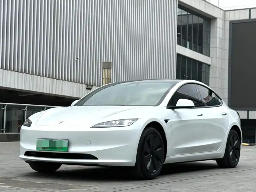 Tesla Model 3 — фото 1