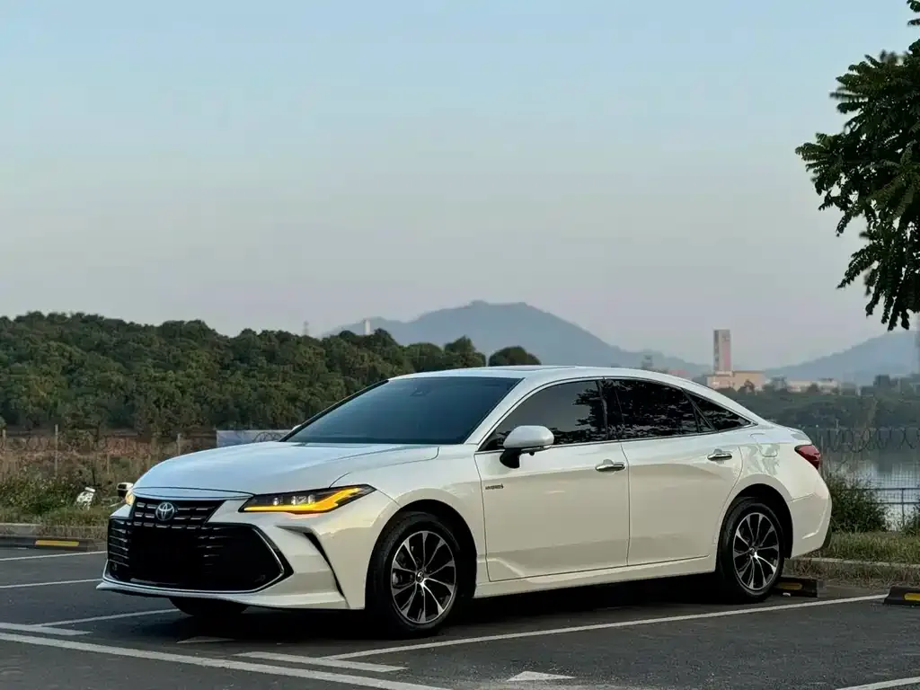 Toyota Avalon — фото 1
