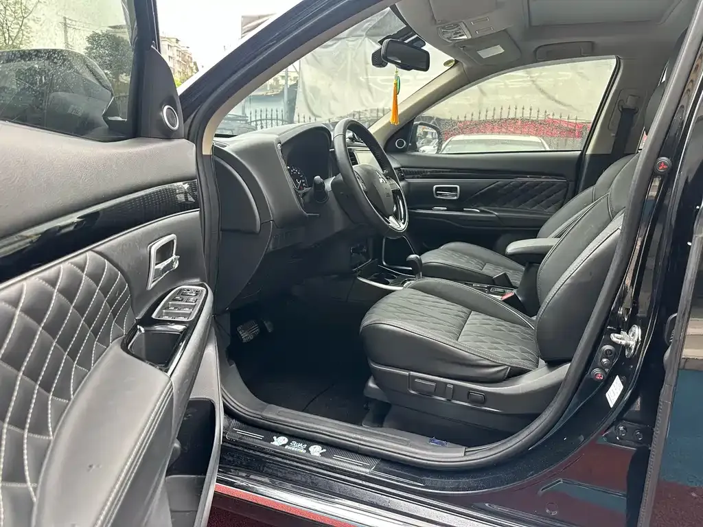 Mitsubishi Outlander 2021 из CN, фото 2
