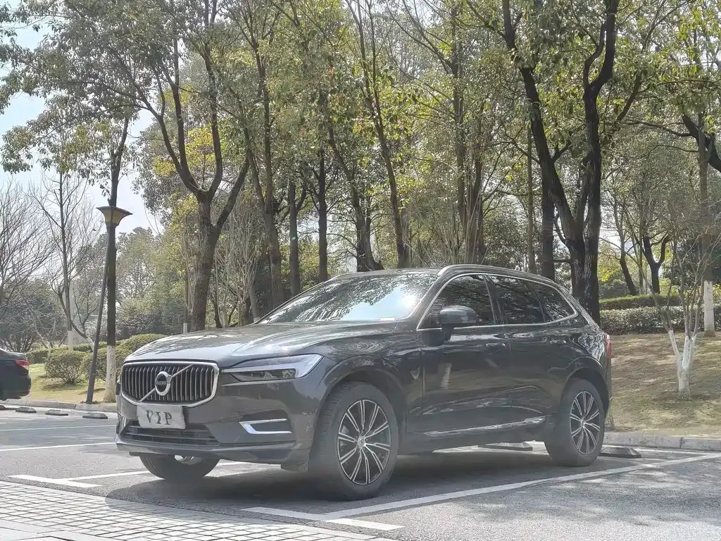 Volvo XC60 — фото 1