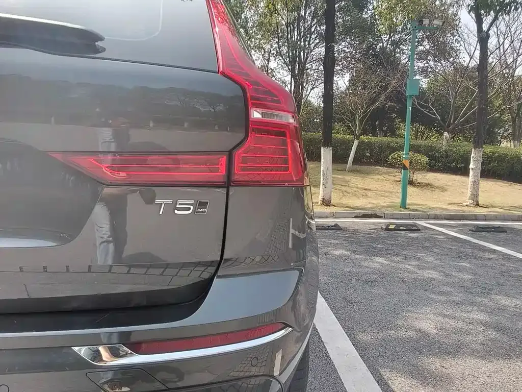 Volvo XC60 — фото 10