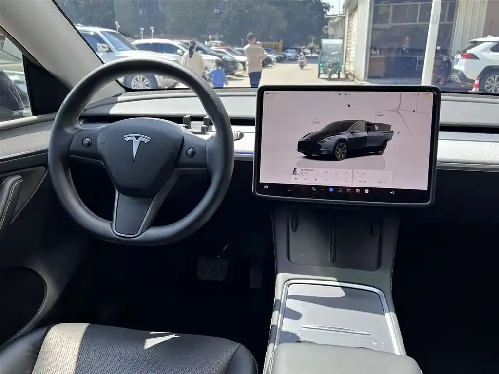 Tesla Model Y — фото 10