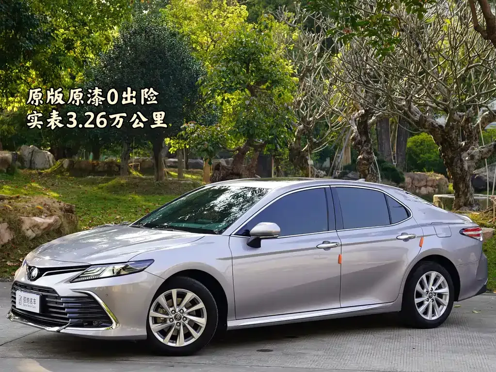 Toyota Camry — фото 1