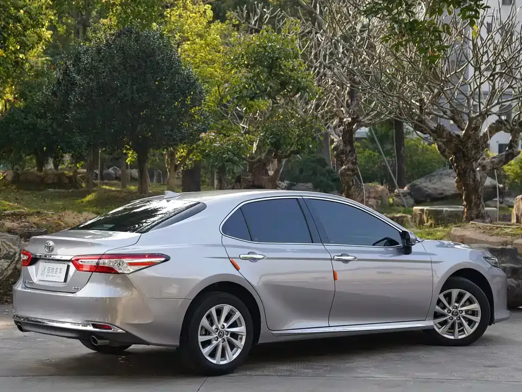 Toyota Camry — фото 10