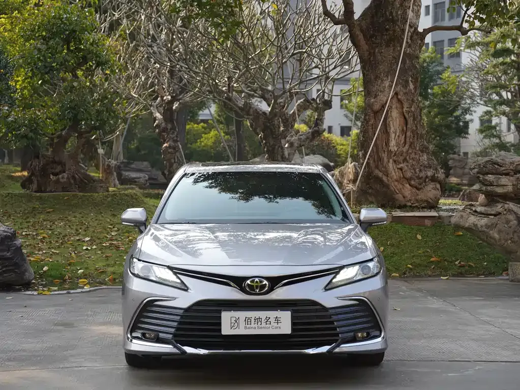 Toyota Camry — фото 2