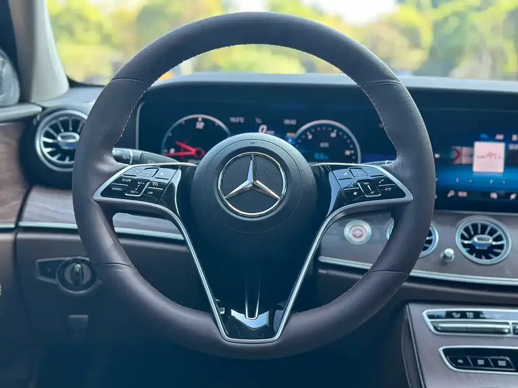 Mercedes-Benz E-Class — фото 2