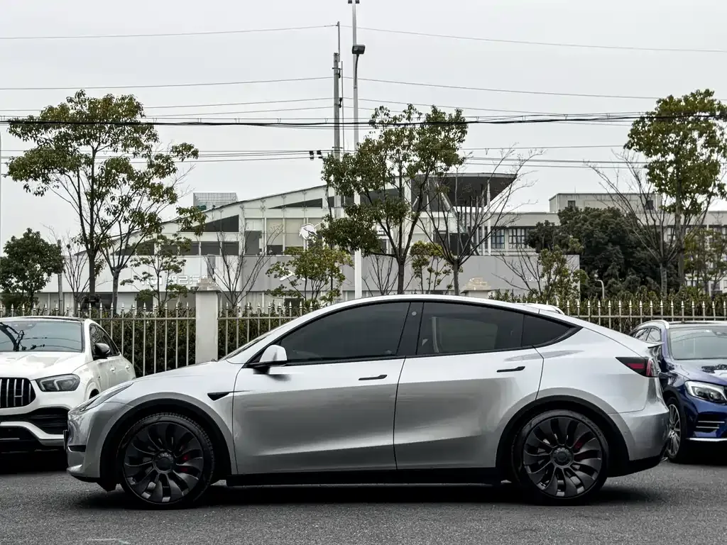 Tesla Model Y — фото 6