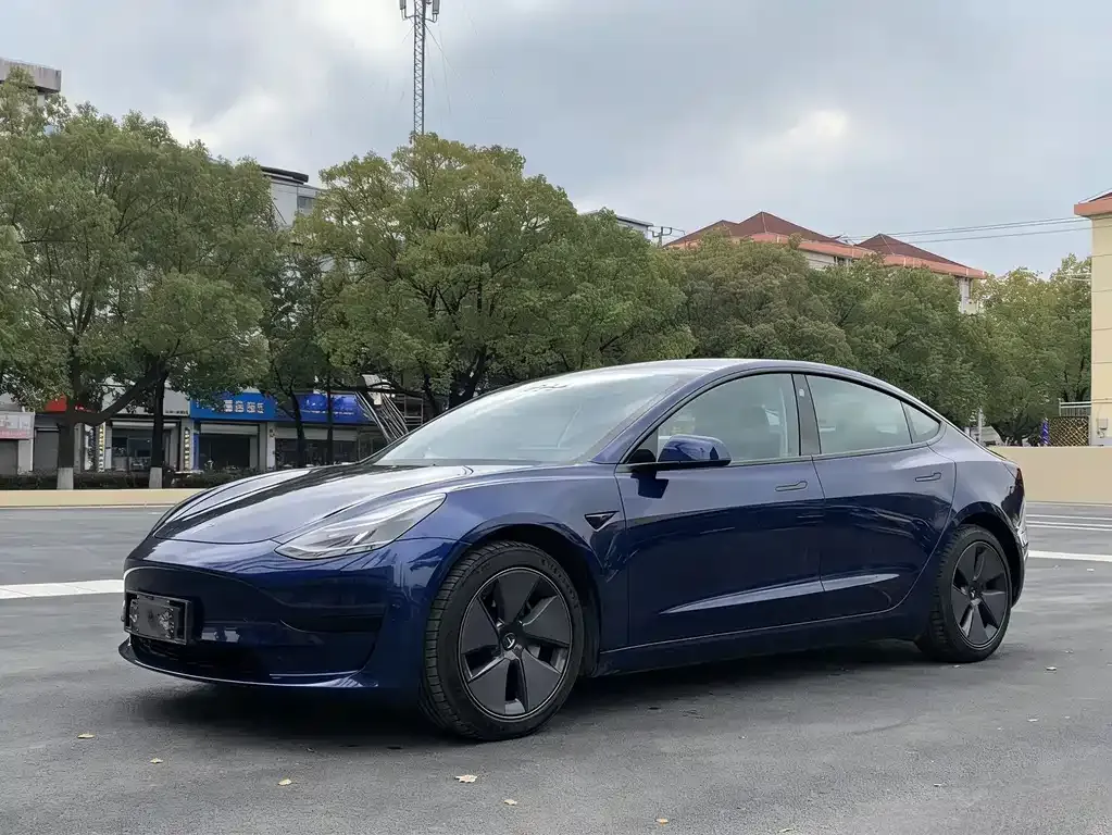 Tesla Model 3 — фото 1