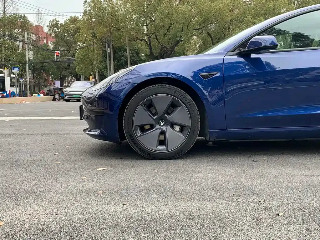 Tesla Model 3 — фото 9