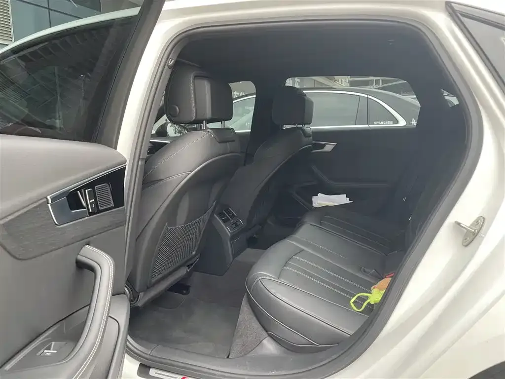 Audi A4L 2024 из CN, фото 6