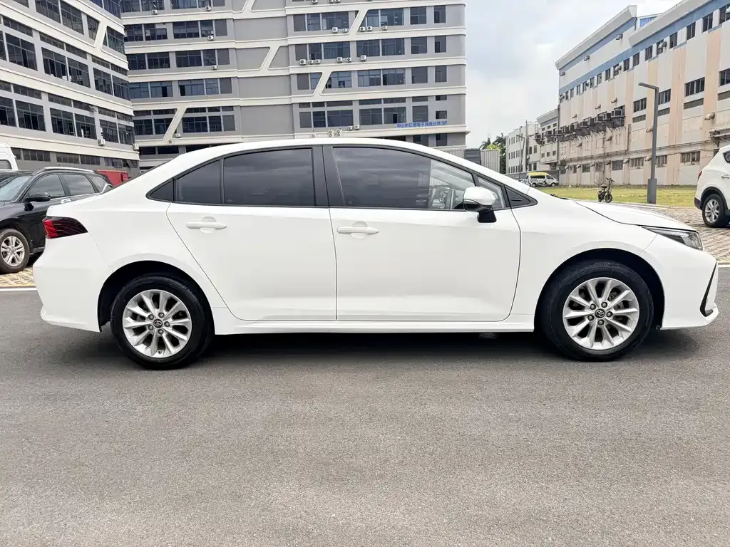 Toyota Corolla — фото 10