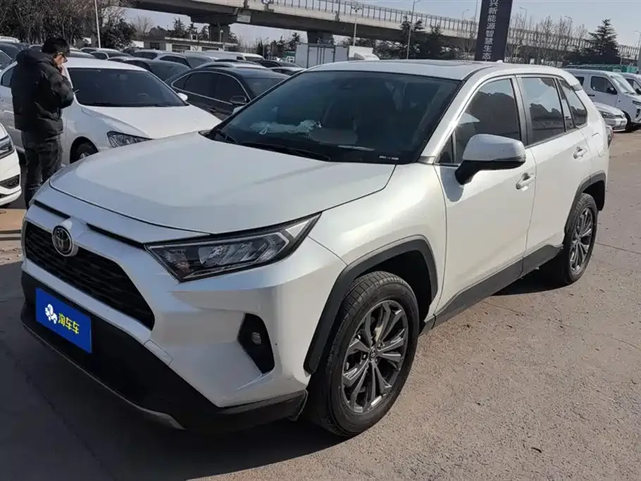 Toyota RAV4 — фото 1