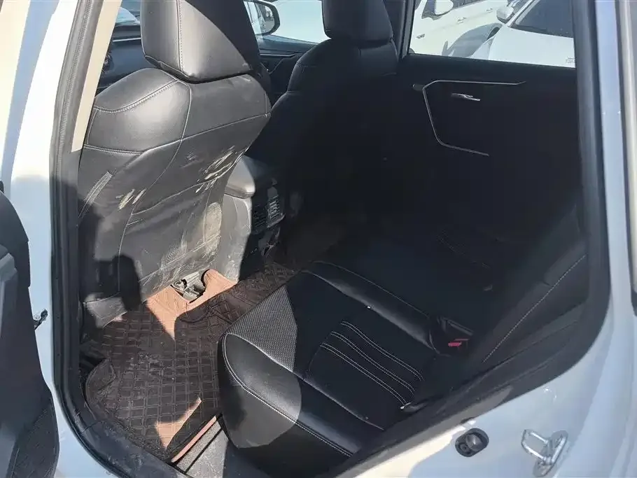 Toyota RAV4 — фото 3
