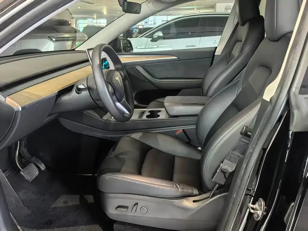 Tesla Model Y — фото 9