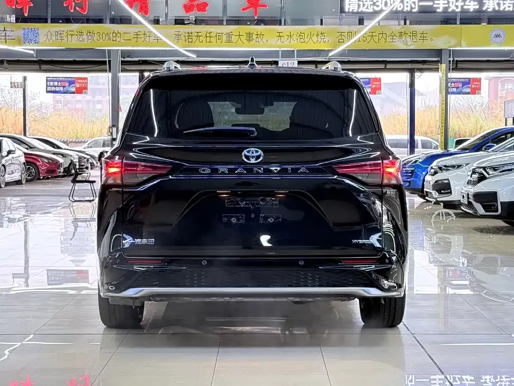 Toyota Granvia 2023 из CN, фото 2