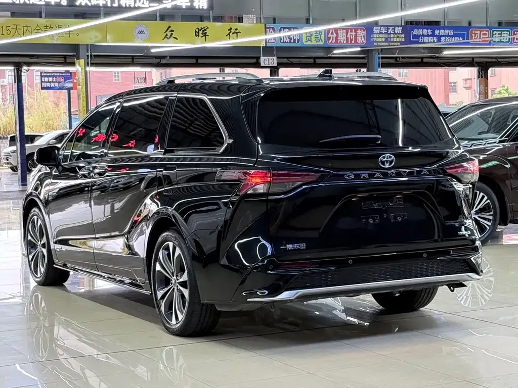 Toyota Granvia 2023 из CN, фото 9