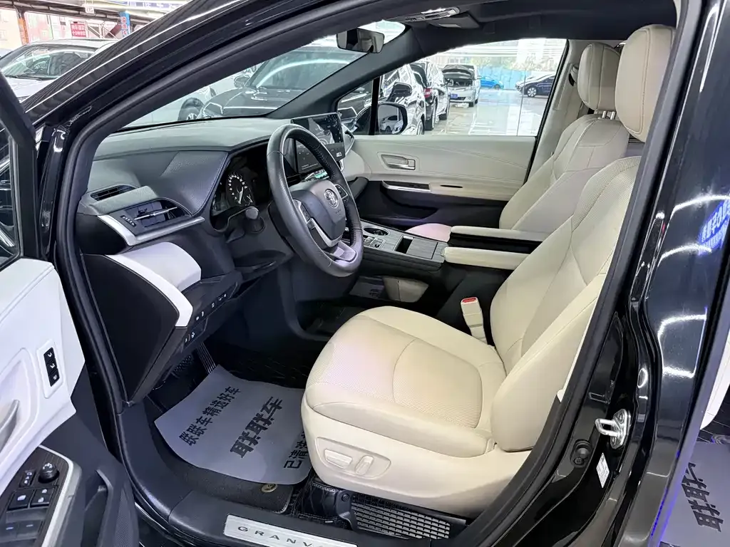 Toyota Granvia 2023 из CN, фото 10