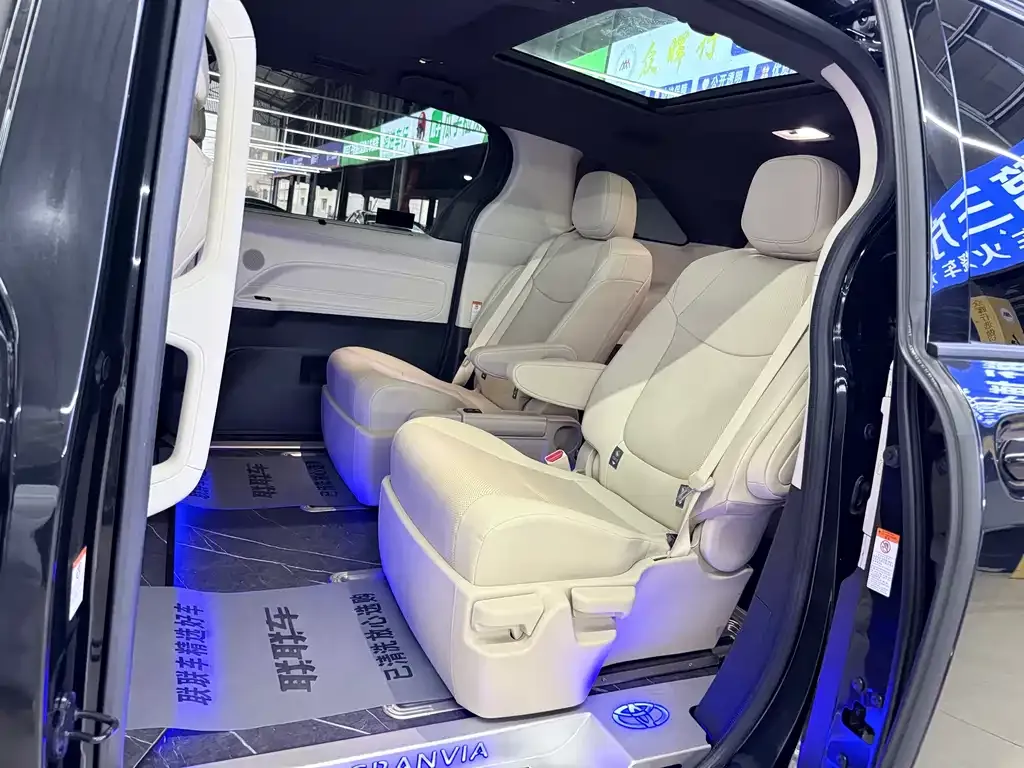 Toyota Granvia 2023 из CN, фото 3