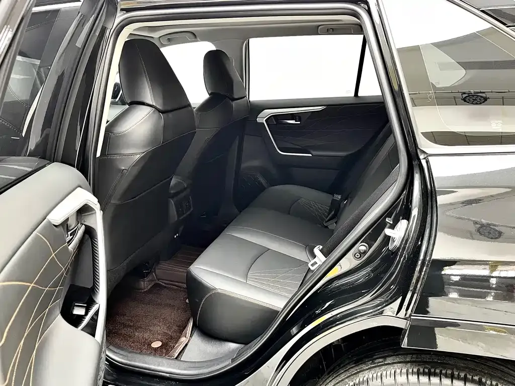 Toyota RAV4 — фото 6