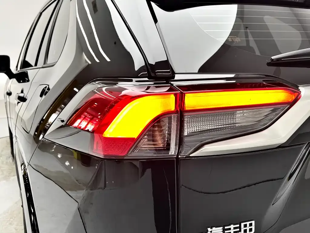 Toyota RAV4 — фото 2
