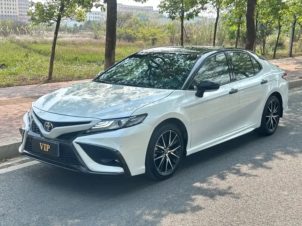 Toyota Camry — фото 1
