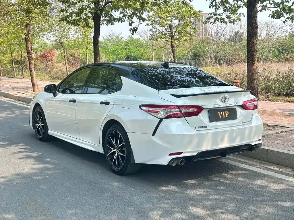 Toyota Camry — фото 9