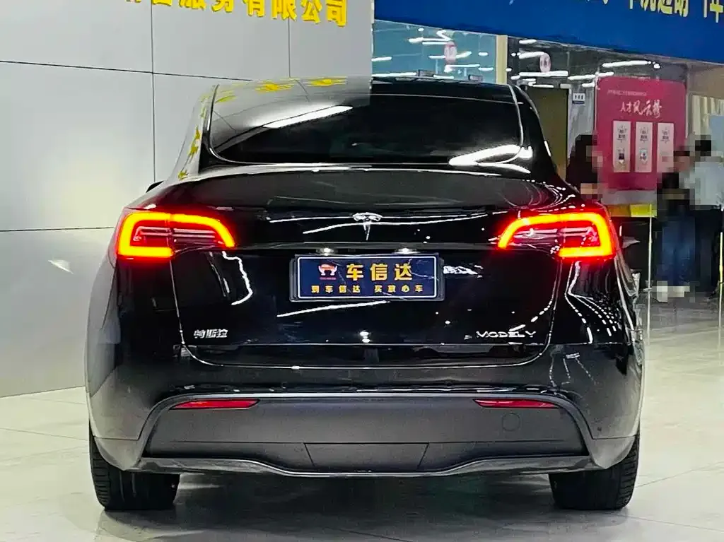 Tesla Model Y — фото 1