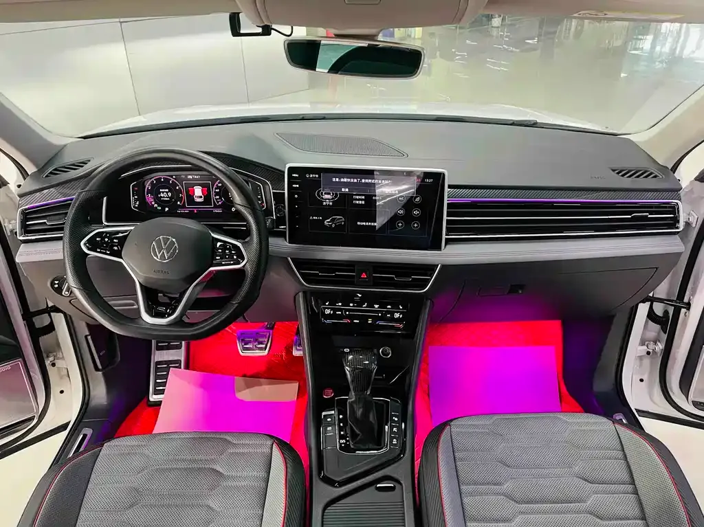 Volkswagen Tiguan L — фото 10