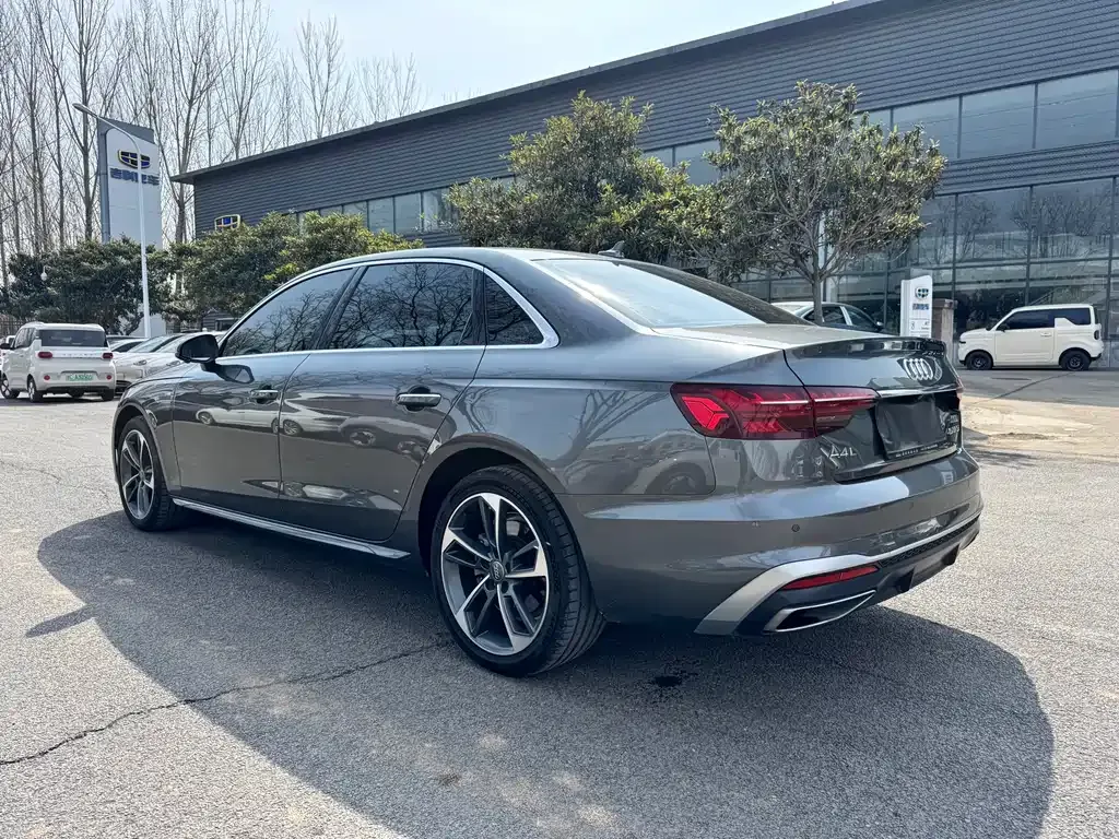 Audi A4L 2021 из CN, фото 4