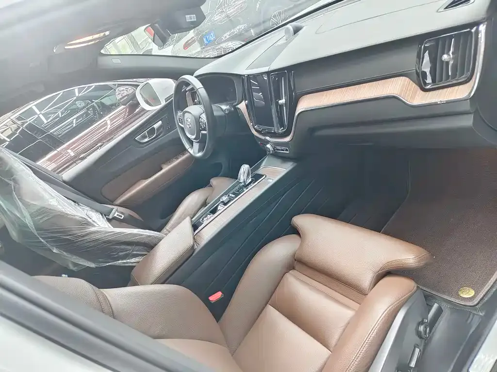 Volvo XC60 2022 из CN, фото 2