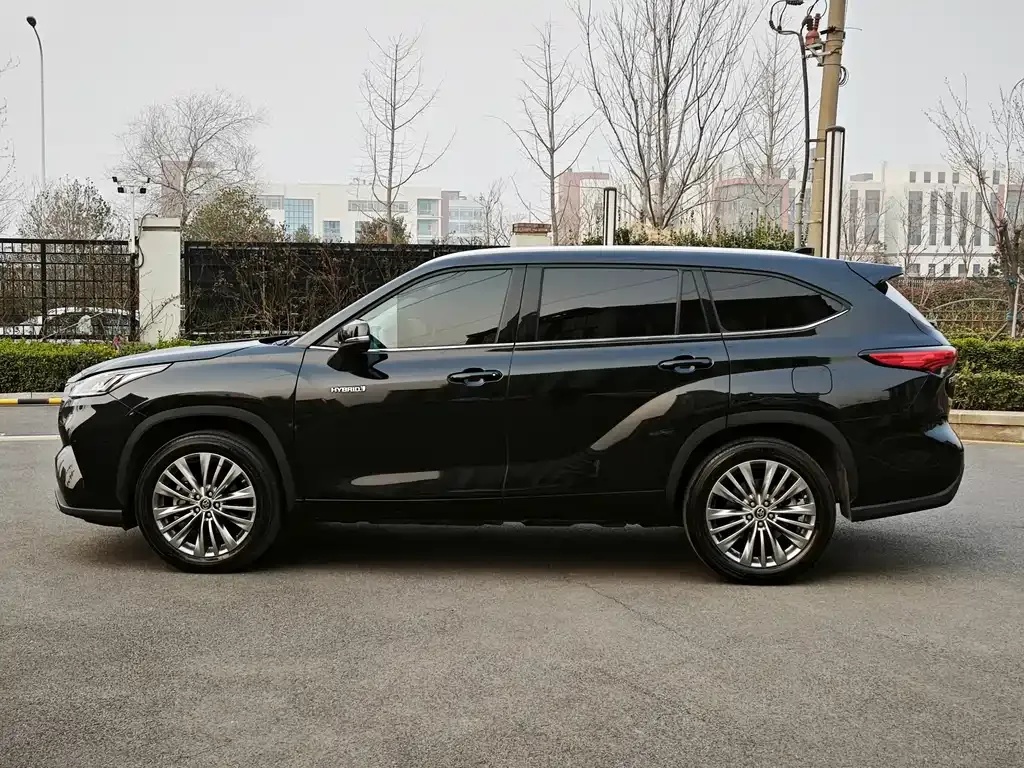 Toyota Highlander — фото 10
