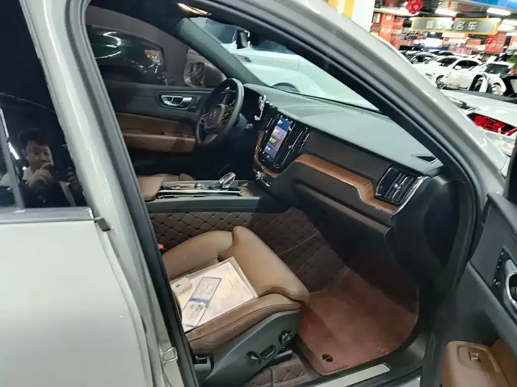 Volvo XC60 PHEV 2024 из CN, фото 8