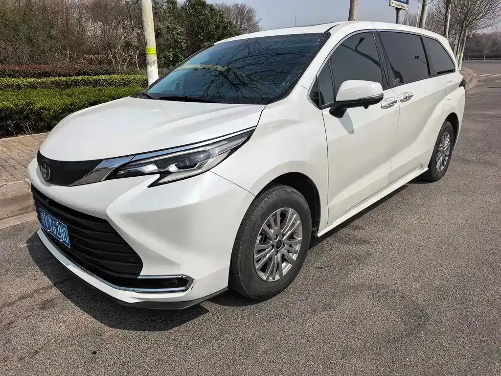 Toyota Sienna 2023 из CN, фото 1