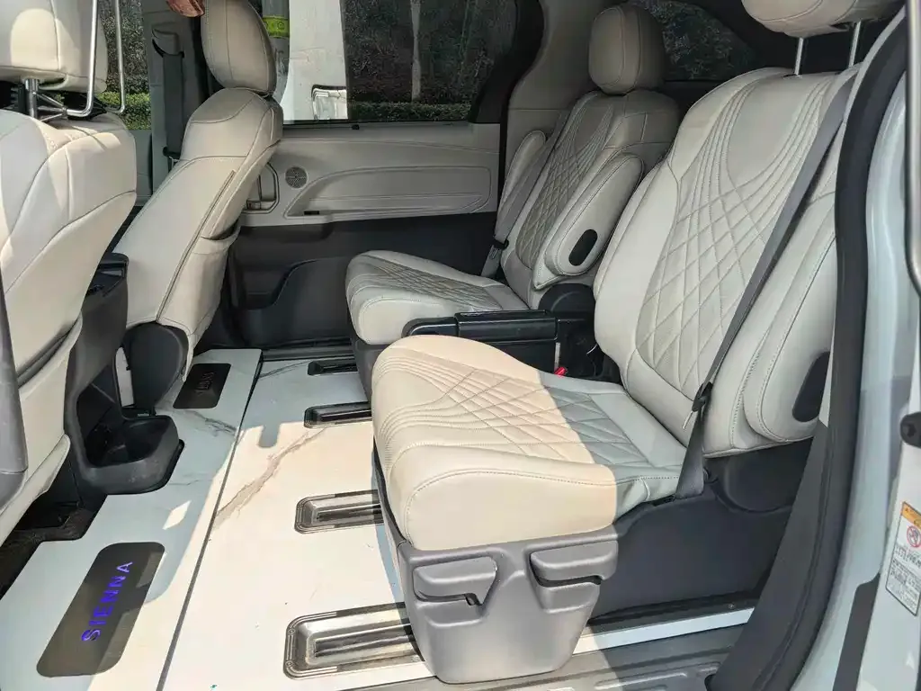 Toyota Sienna 2023 из CN, фото 3