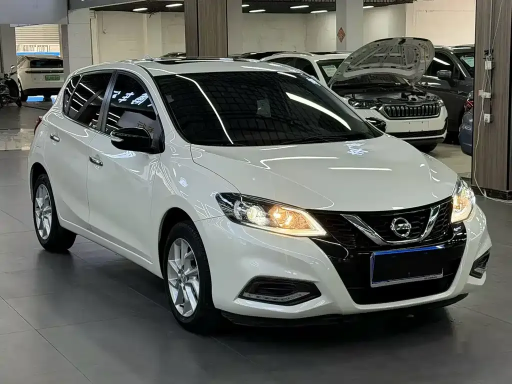 Nissan Tiida — фото 1