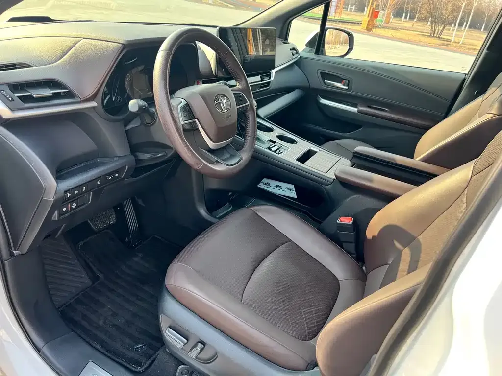 Toyota Granvia — фото 2