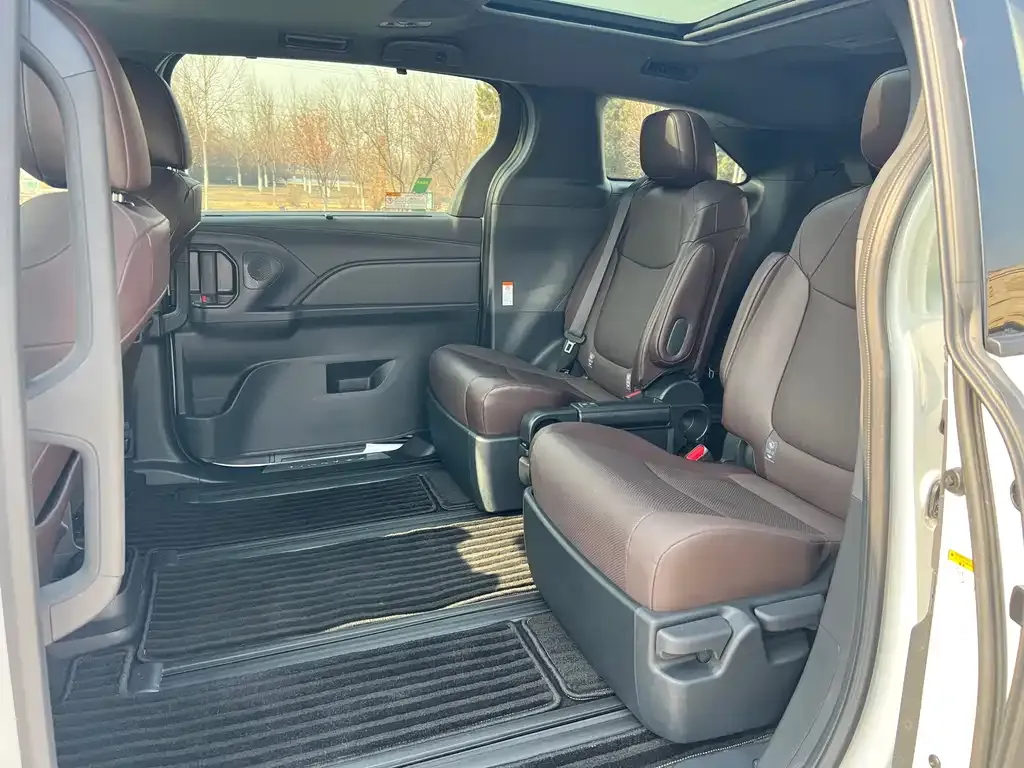 Toyota Granvia — фото 6