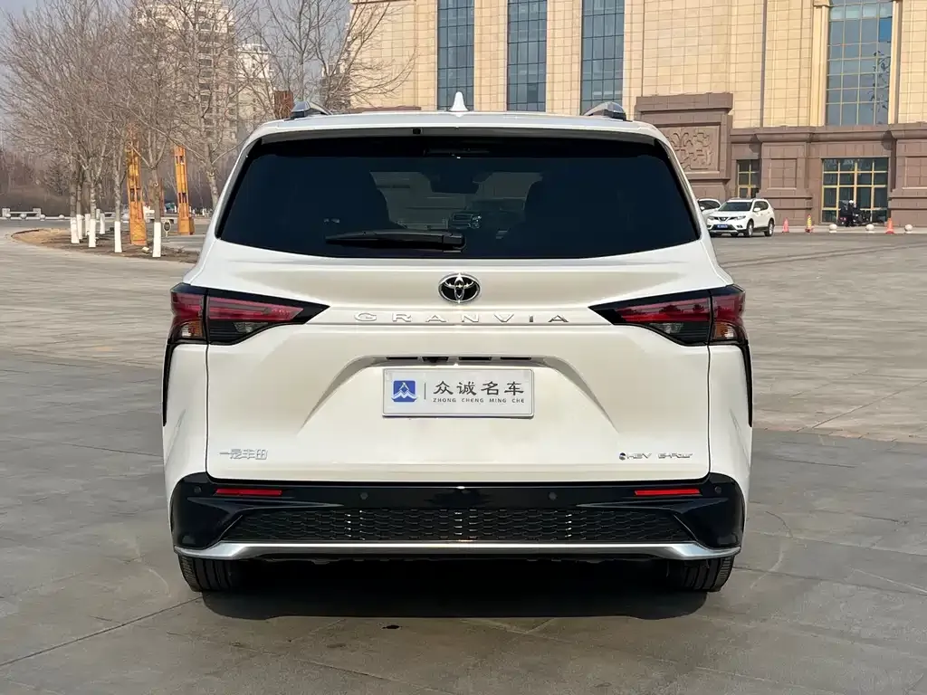 Toyota Granvia — фото 4