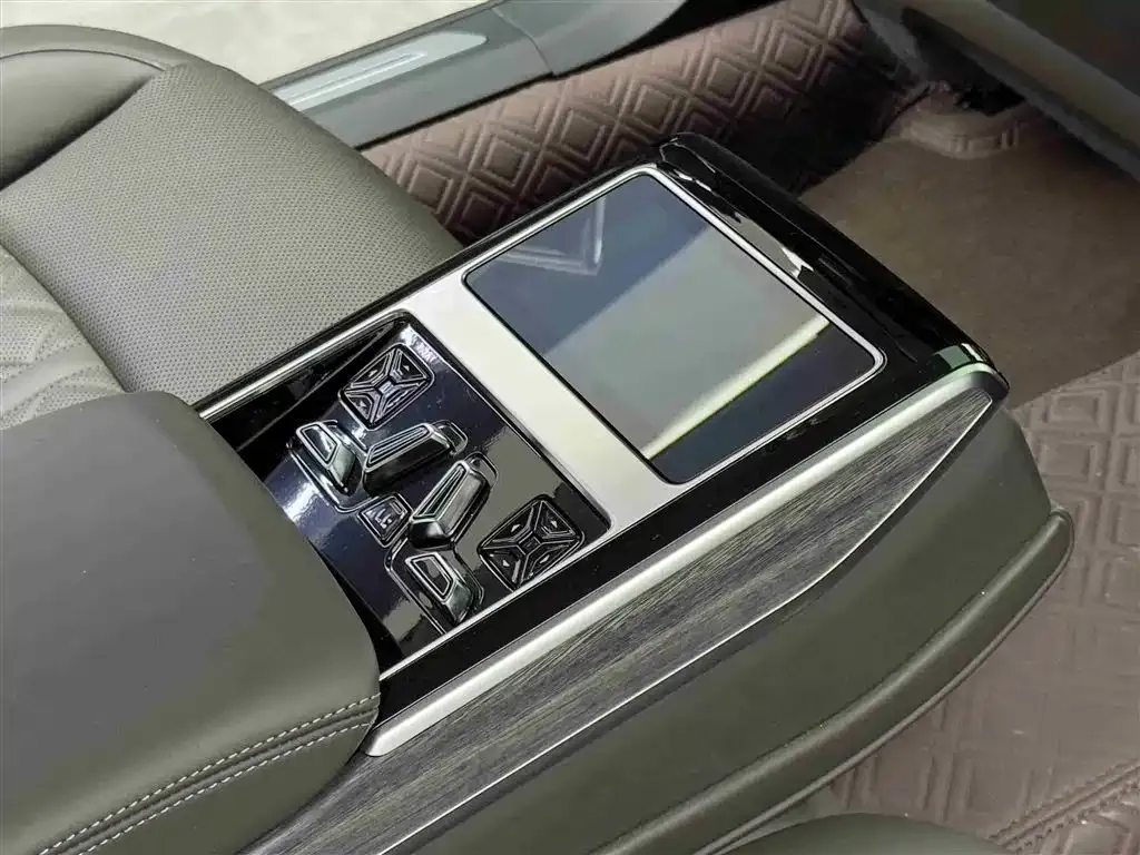 Audi A8 — фото 10
