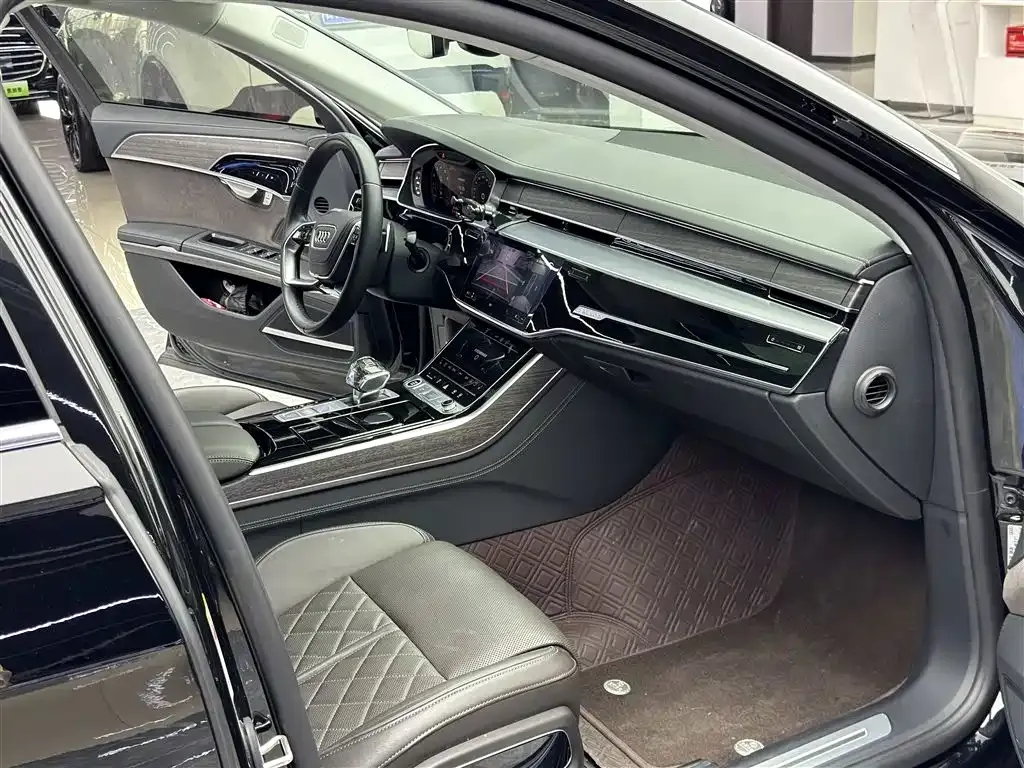 Audi A8 — фото 9