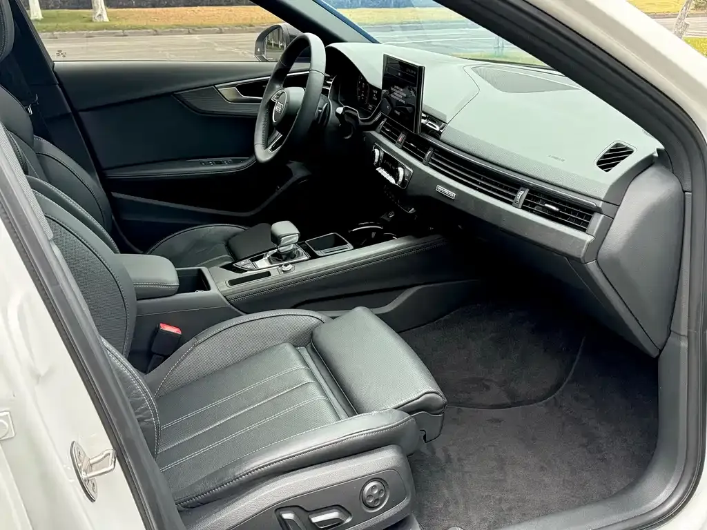 Audi A4L 2023 из CN, фото 3