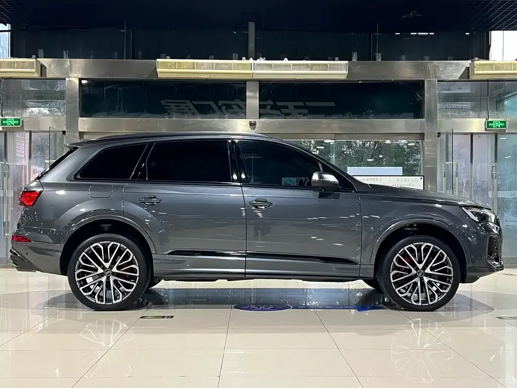 Audi SQ7 2024 из CN, фото 9