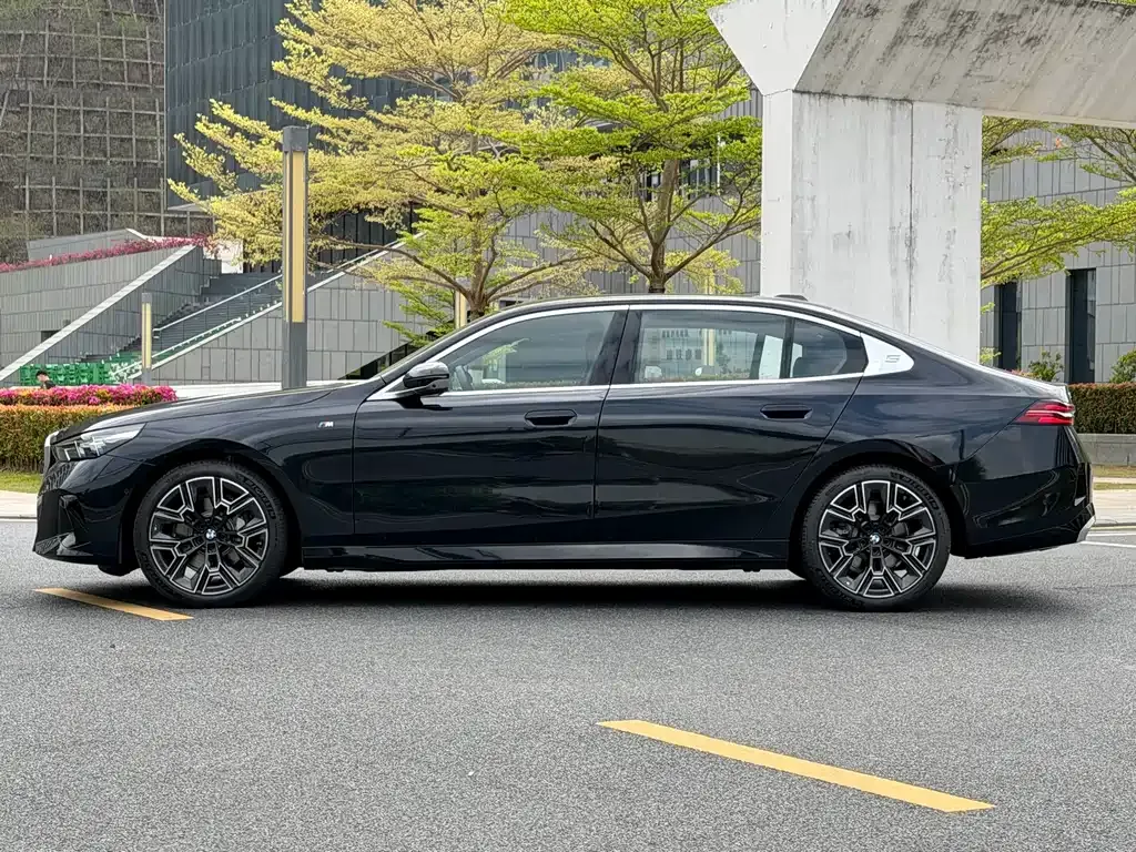 BMW 5 Series 2026 из CN, фото 10