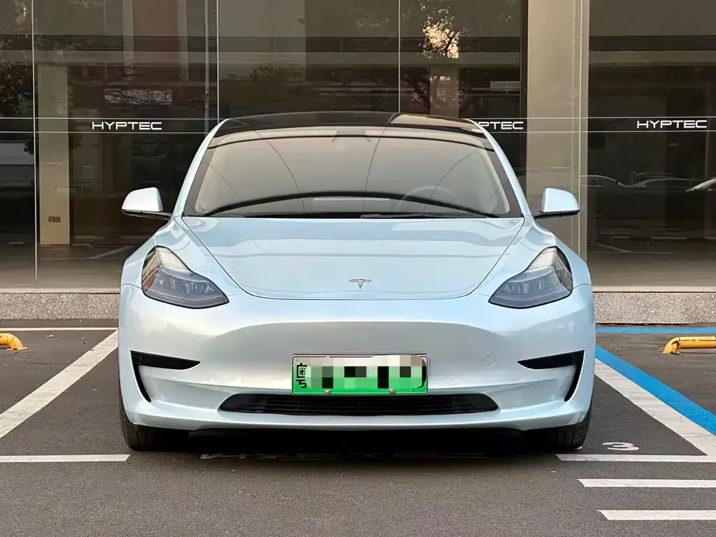 Tesla Model 3 — фото 1