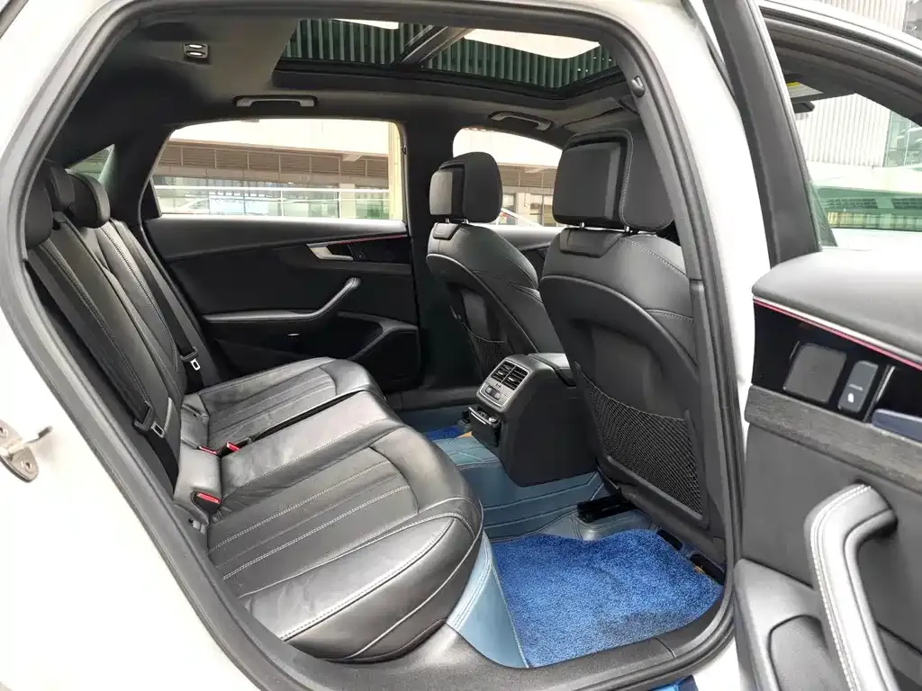 Audi A4L 2023 из CN, фото 2