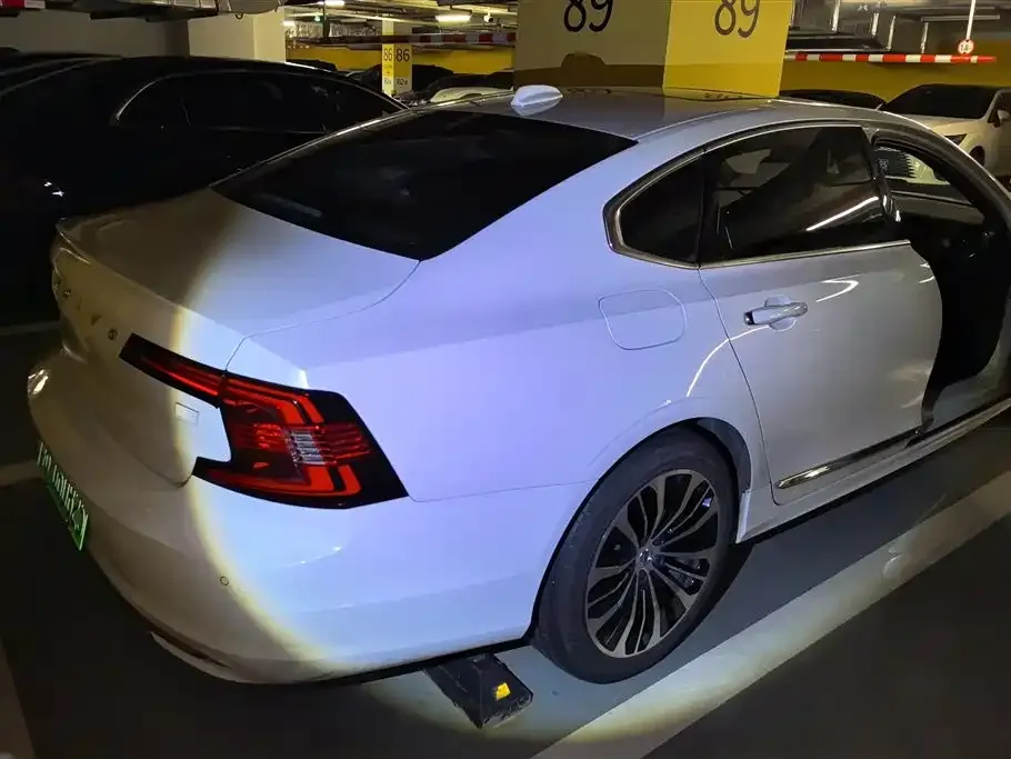 Volvo S90 PHEV 2022 из CN, фото 3