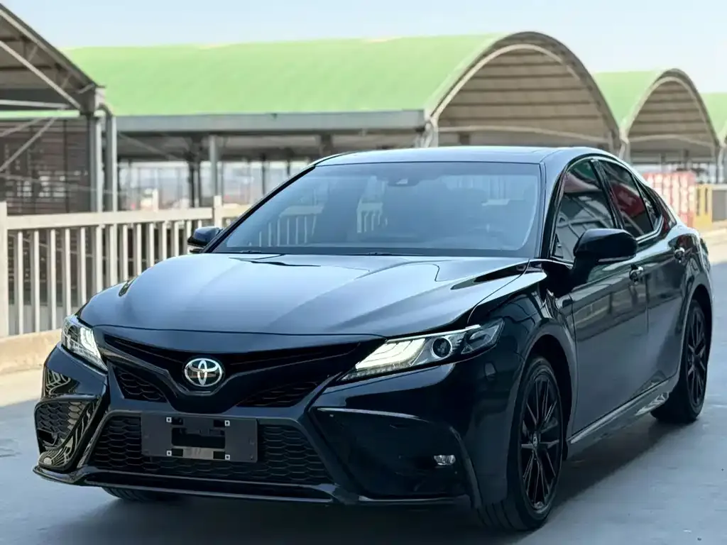 Toyota Camry — фото 1