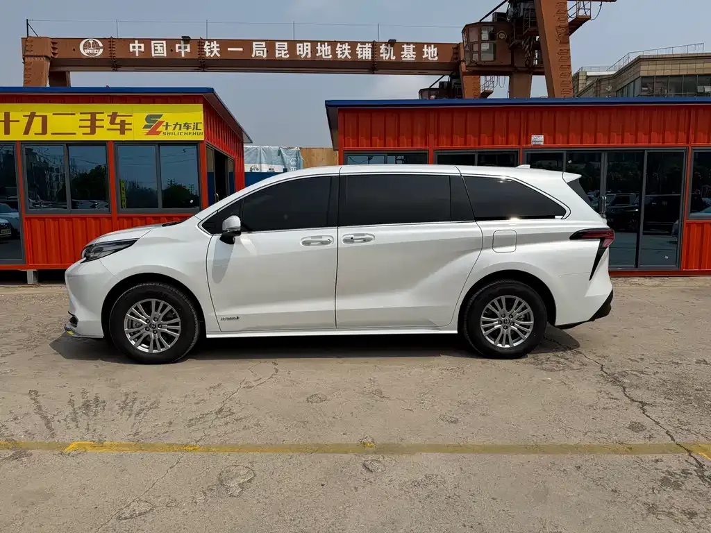 Toyota Sienna — фото 9
