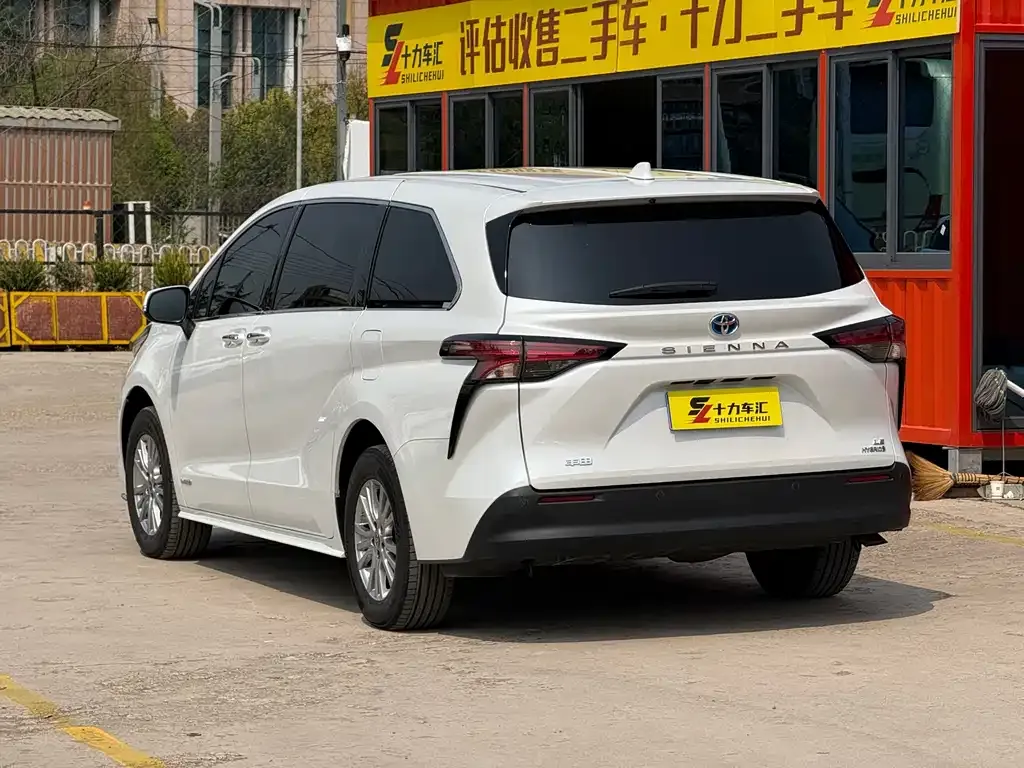 Toyota Sienna — фото 10
