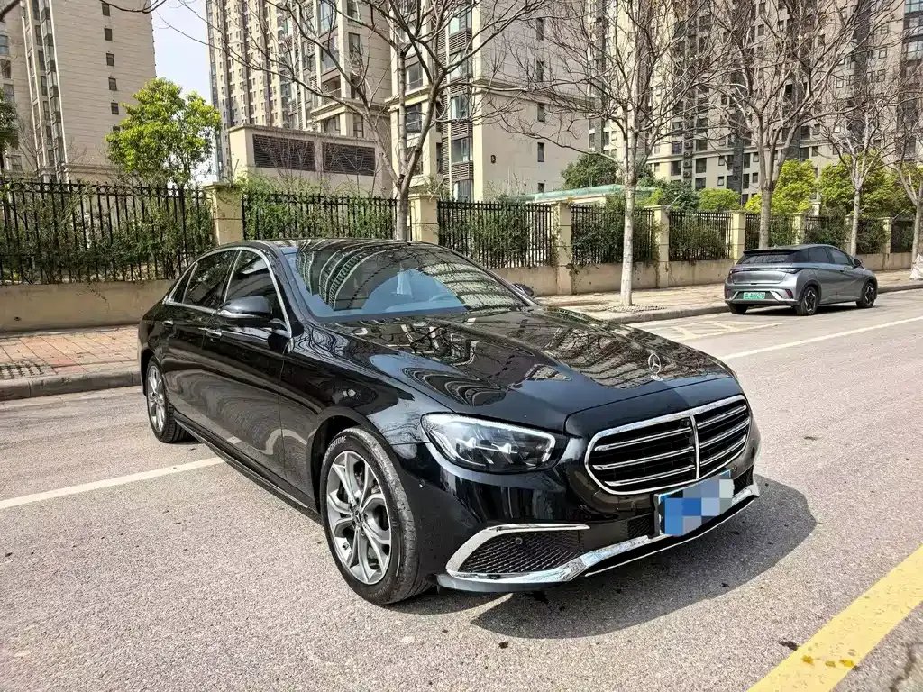 Mercedes-Benz E-Class — фото 1